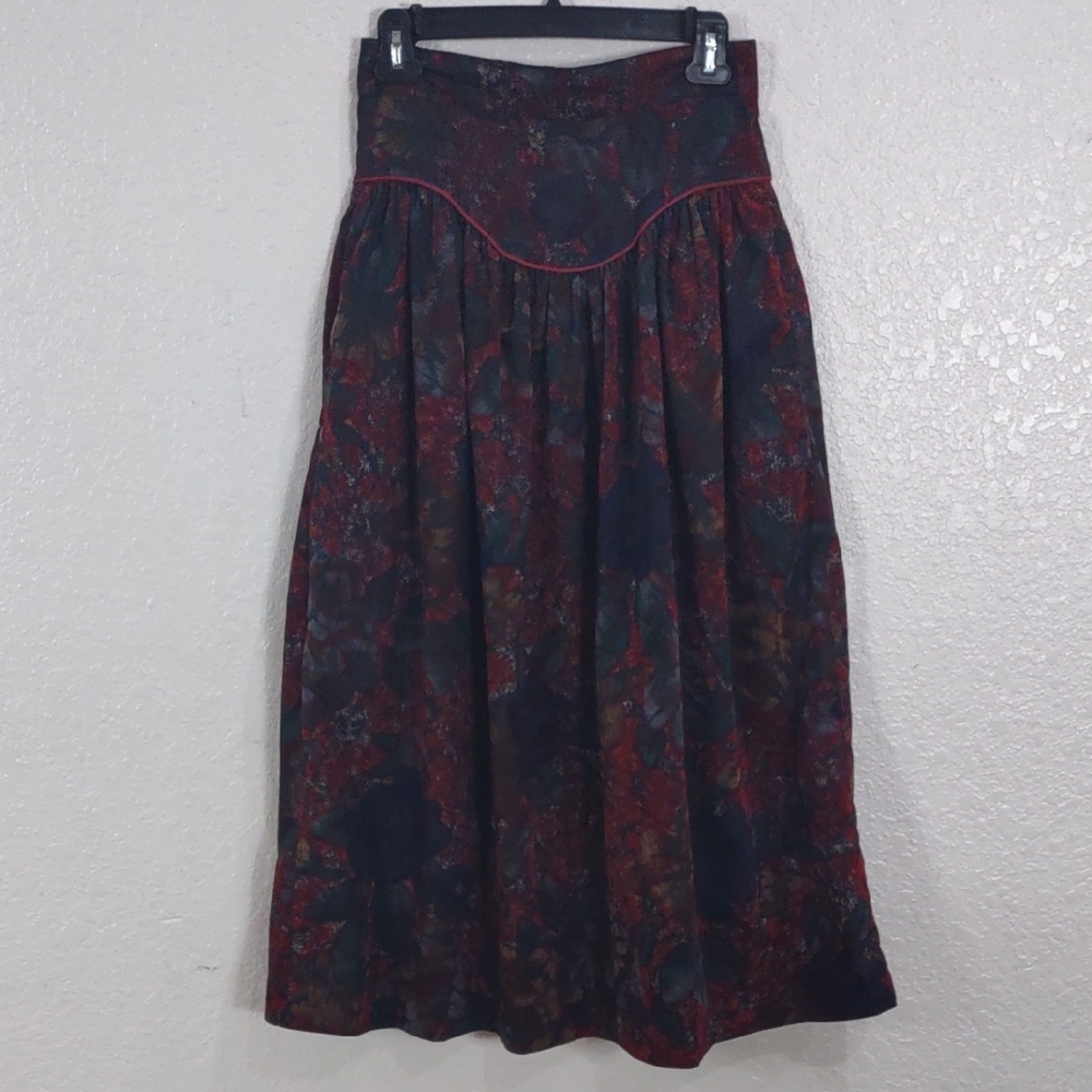 Elegant Floral Women's Skirt - Red and Black